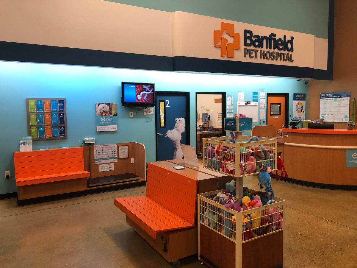 Lobby view of Banfield Pet Hospital - Royal Palm Beach