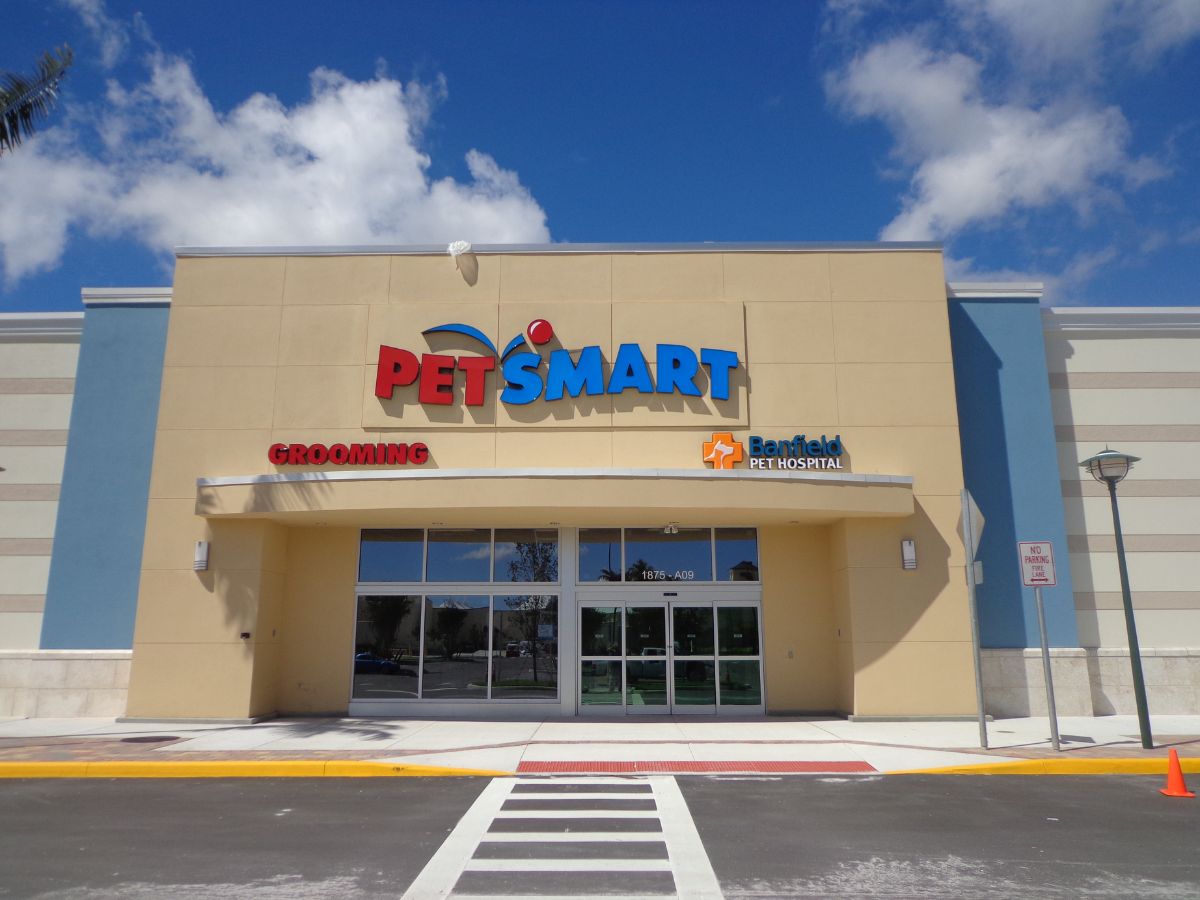 Exterior entrance to Banfield Pet Hospital - West Palm Beach