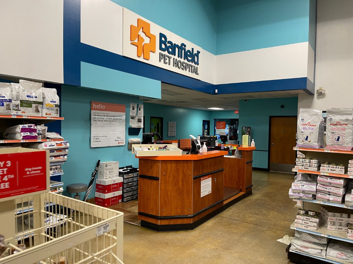 Banfield Pet Hospital: Savannah front desk and waiting area