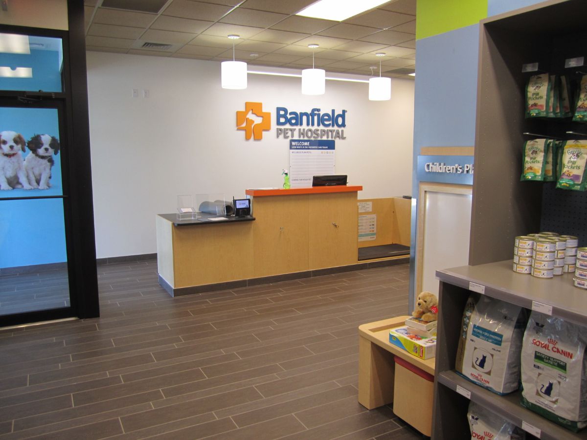The Banfield Hialeah front desk and lobby