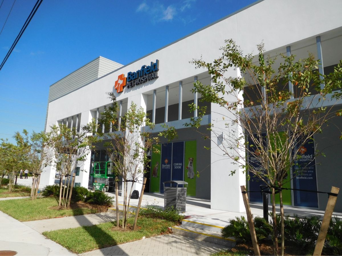 The front entrance to the Banfield Doral hospital