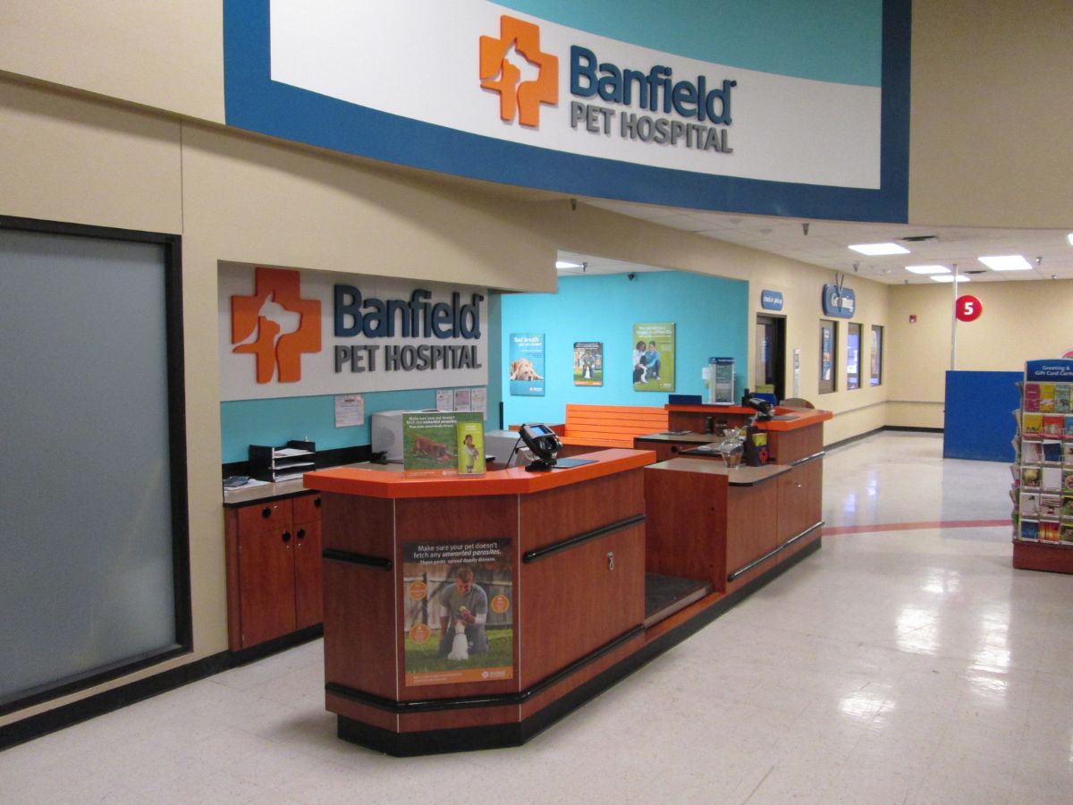 The Glen Burnie Banfield hospital front desk and check-in area