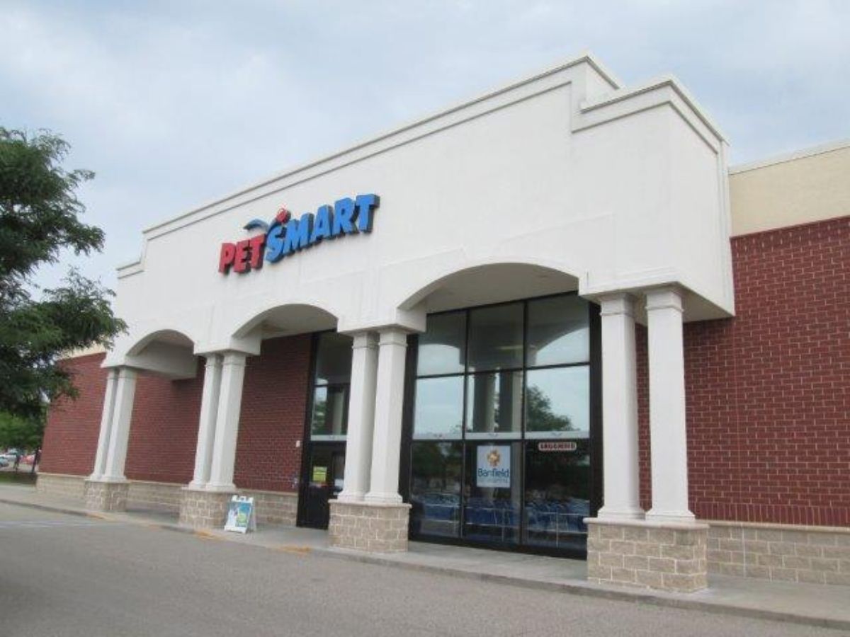 The Chesterfield PetSmart and Banfield exterior front entrance