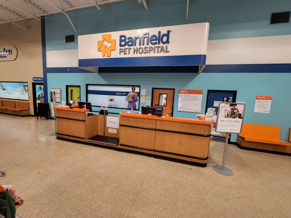 The Banfield Woodhaven front desk and check-in area