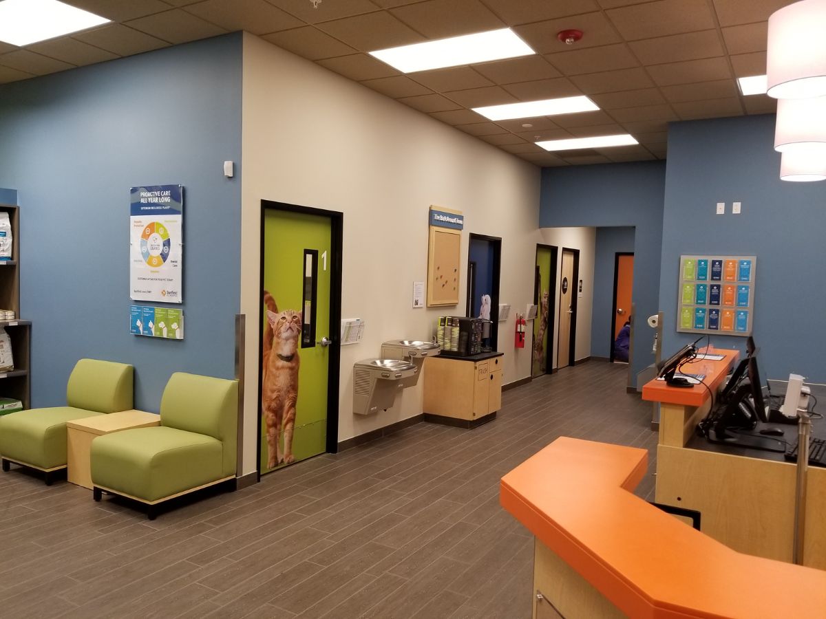 The Banfield Pet Hospital: Sarasota University Park front desk and exam rooms
