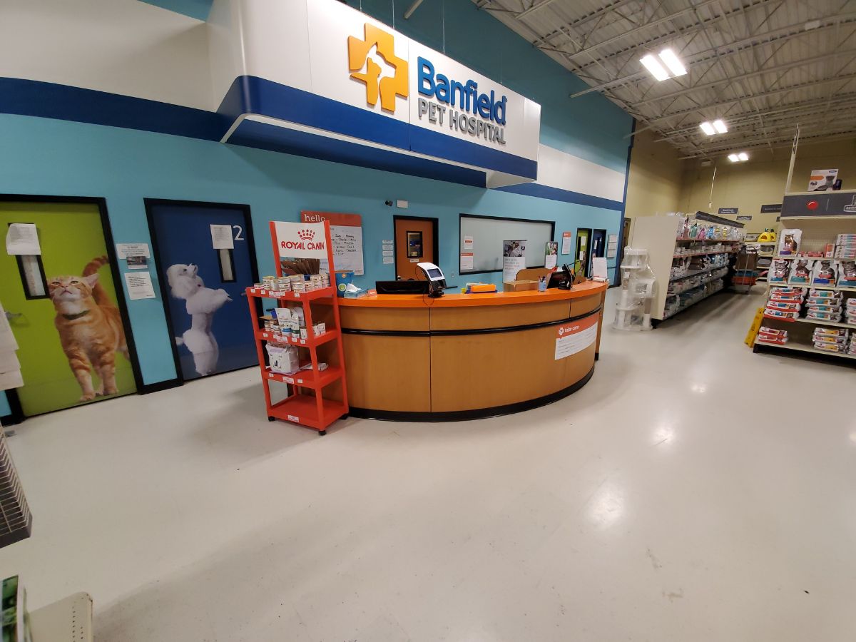 The front desk at the Ashville Banfield hospital