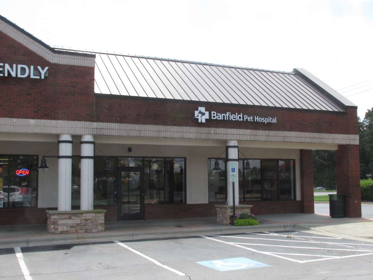 The front entrance at the Raleigh Creedmoor Banfield hospital