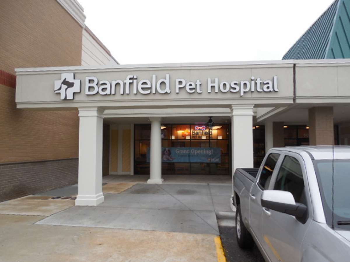 The Raleigh North Ridge hospital front entrance