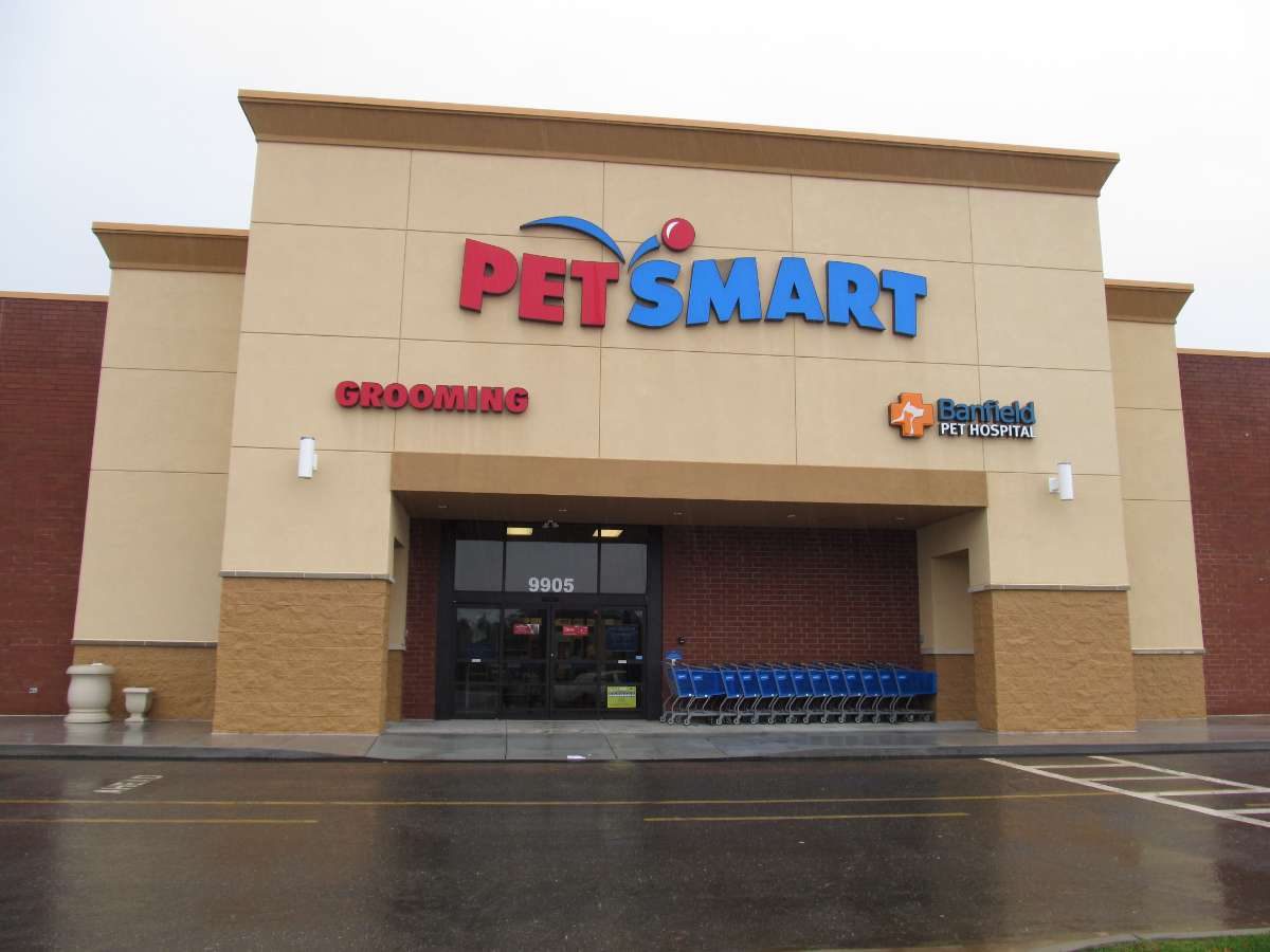 The PetSmart and Banfield Matthews front entrance