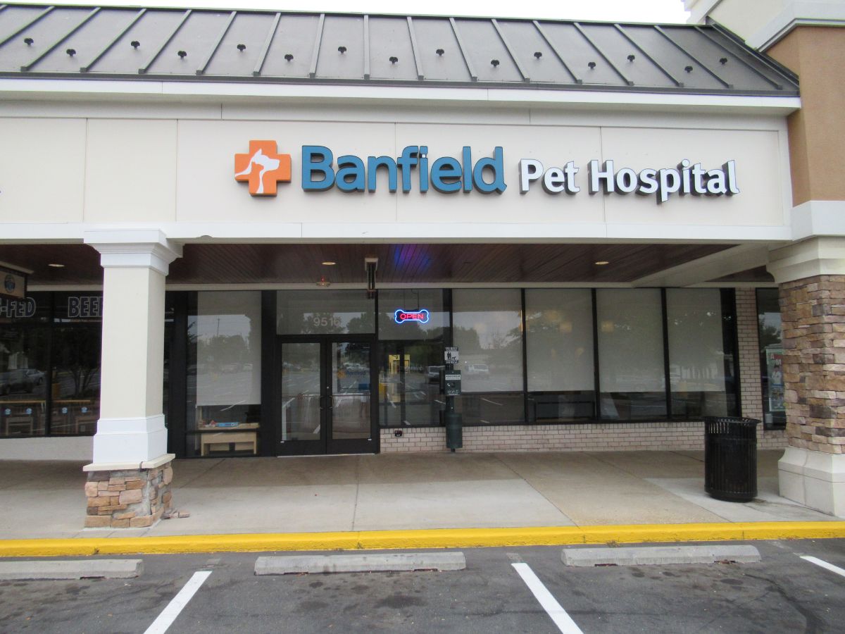 The Fairfax Banfield hospital front entrance