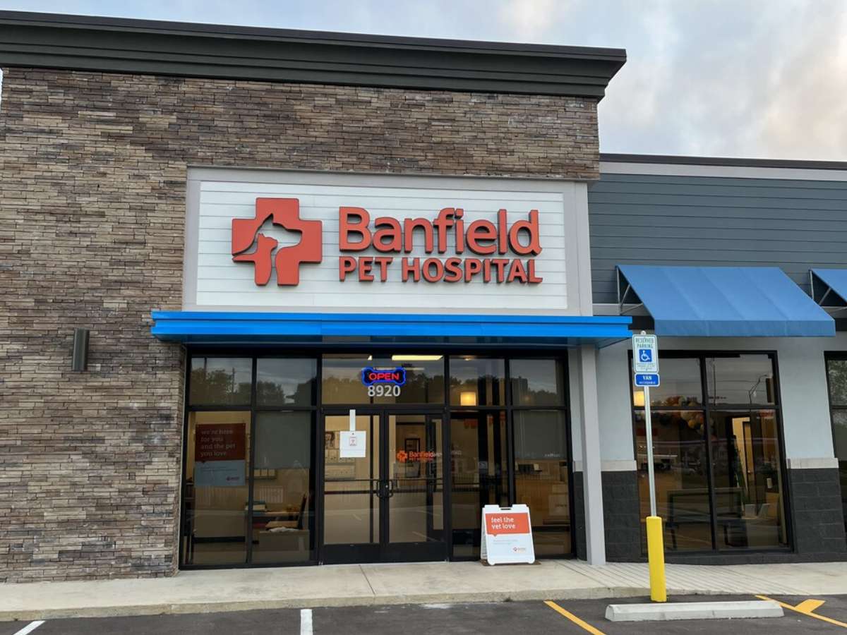 The Lakeland Banfield hospital front exterior entrance