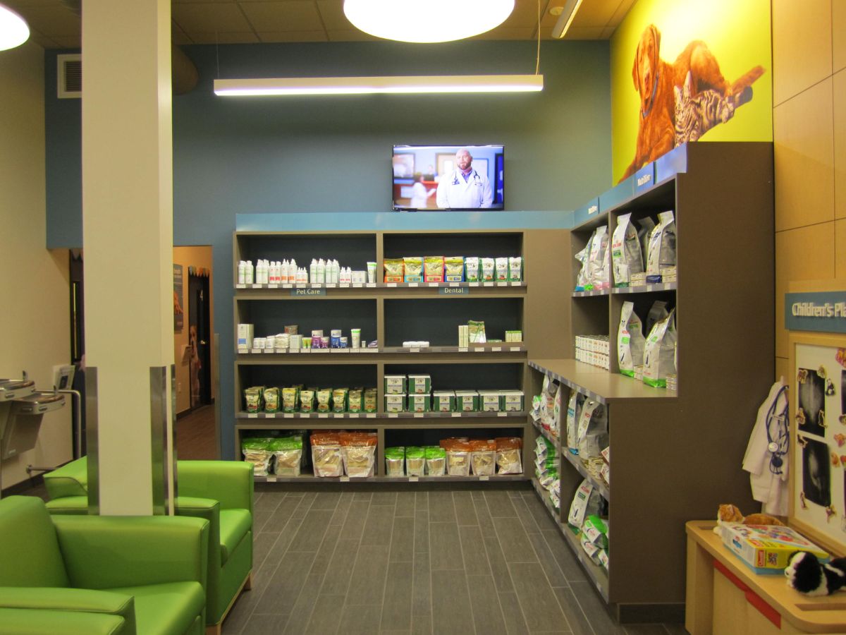 The Banfield Pet Hospital: Herndon waiting area and shop
