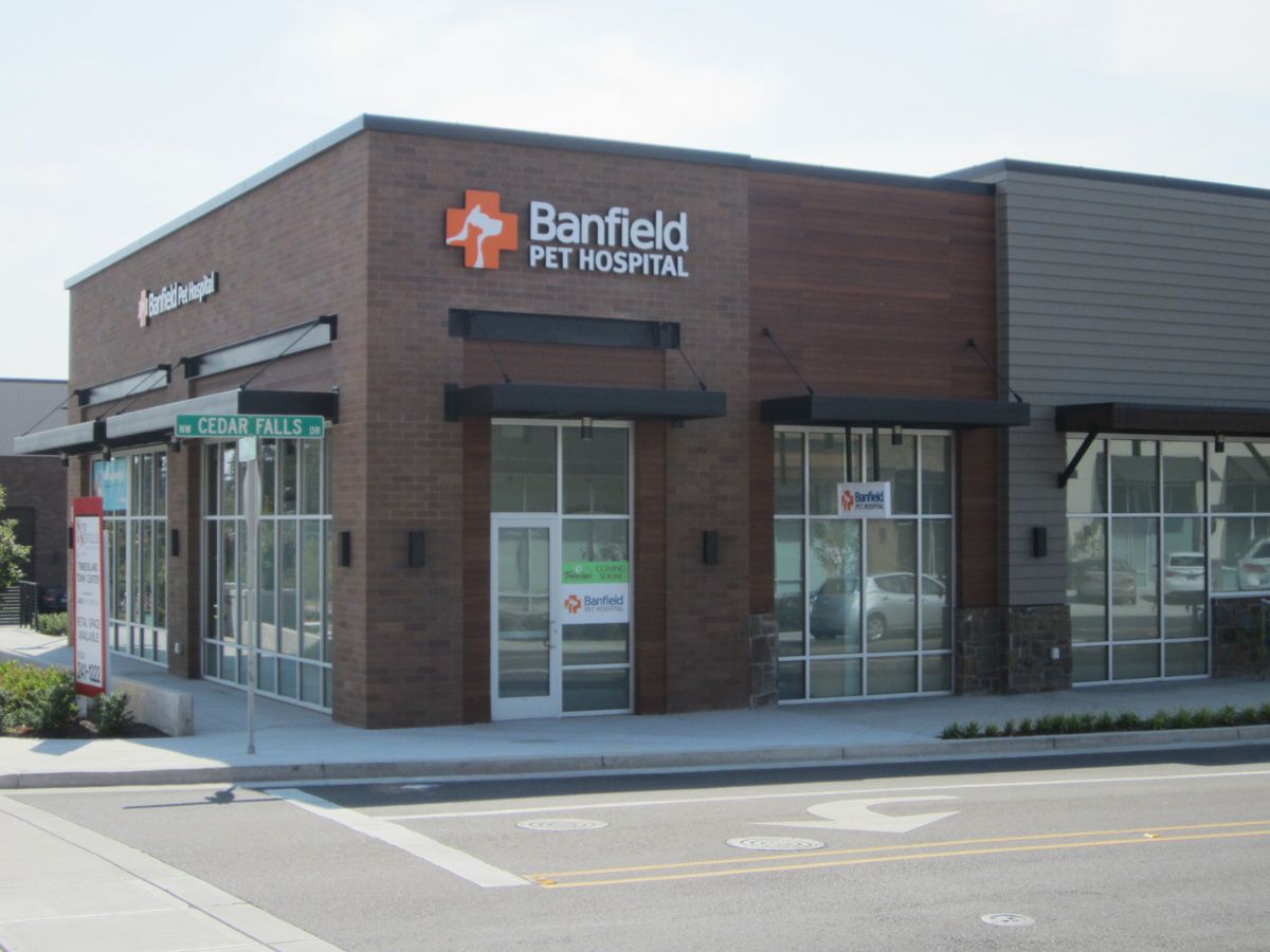 The front entrance of the Banfield - Cedar Mill hospital