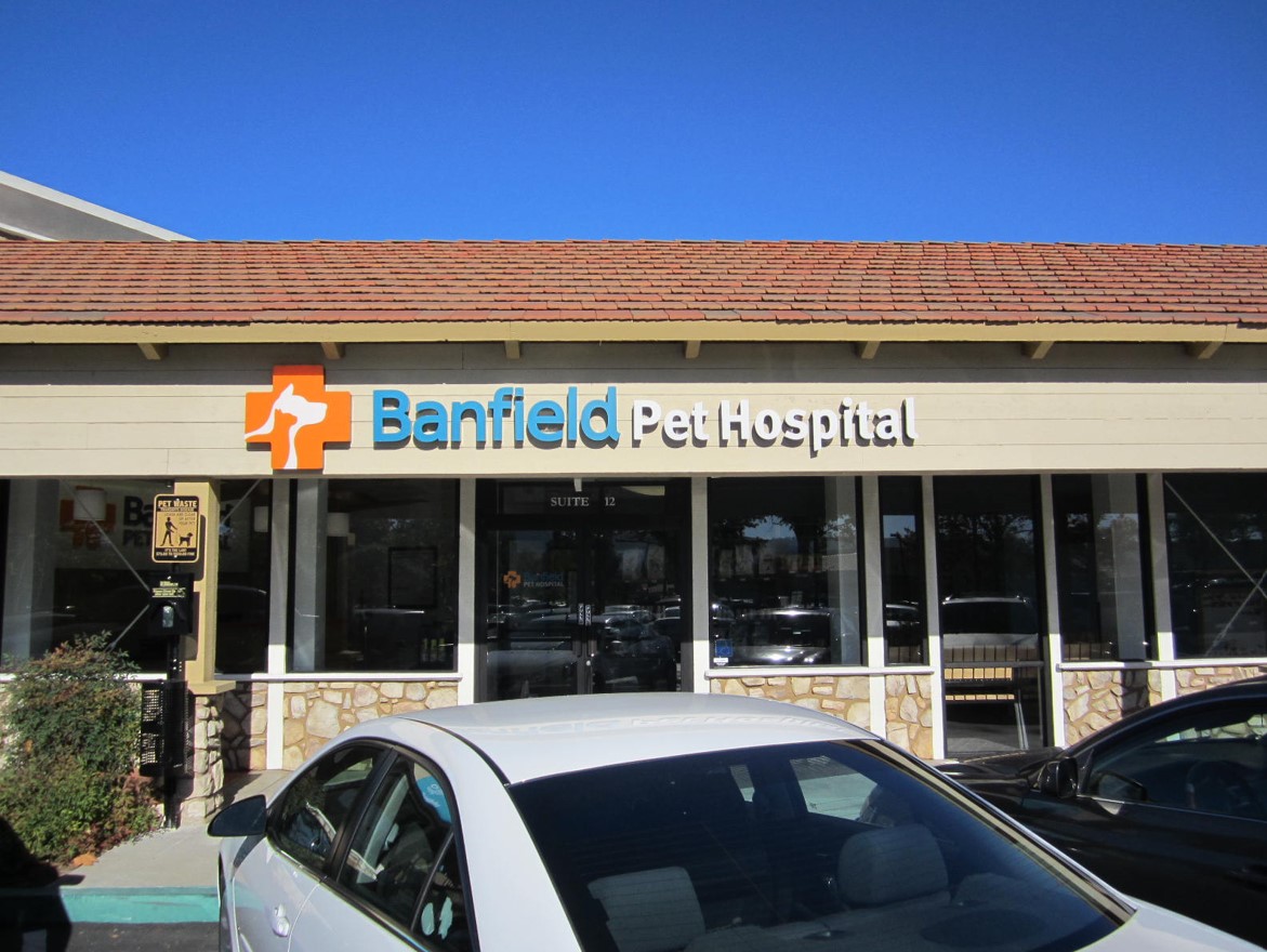 Banfield Pet Hospital: Poway entrance